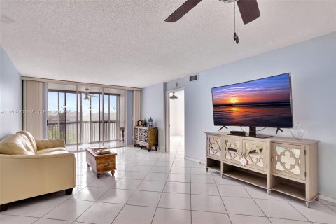 Condo in Tamarac, Florida, 2 bedrooms  № 1347972 - photo 3