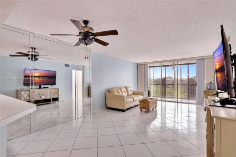 Condo in Tamarac, Florida, 2 bedrooms  № 1347972 - photo 2