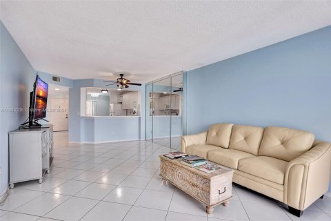 Copropriété à vendre à Tamarac, Floride: 2 chambres, 113.25 m2 № 1347972 - photo 13