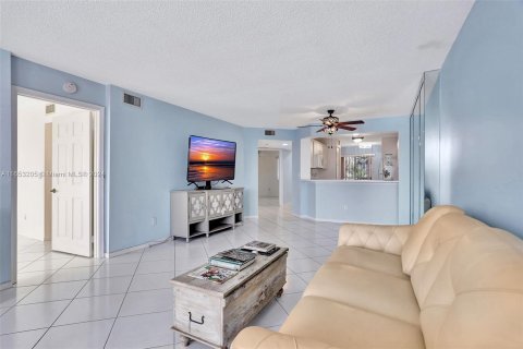 Condo in Tamarac, Florida, 2 bedrooms  № 1347972 - photo 14