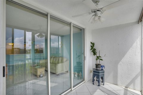 Condo in Tamarac, Florida, 2 bedrooms  № 1347972 - photo 8