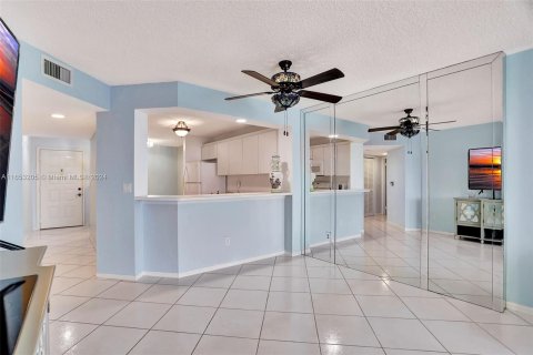 Condo in Tamarac, Florida, 2 bedrooms  № 1347972 - photo 5