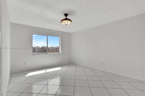 Condo in Tamarac, Florida, 2 bedrooms  № 1347972 - photo 20