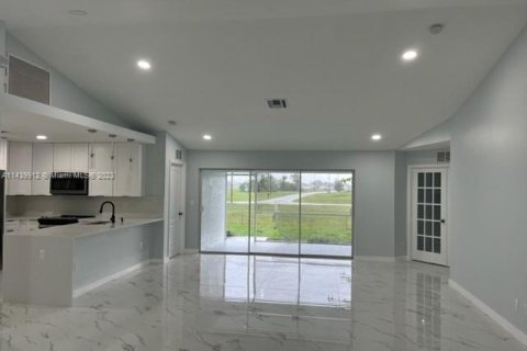 Casa en venta en Cape Coral, Florida, 3 dormitorios, 166.57 m2 № 681702 - foto 2