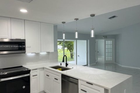 Casa en venta en Cape Coral, Florida, 3 dormitorios, 166.57 m2 № 681702 - foto 5