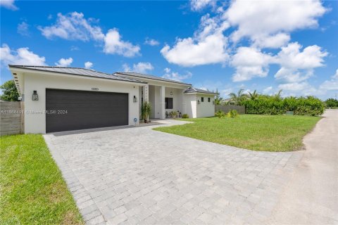 House in Miami, Florida 5 bedrooms, 258.64 sq.m. № 1380304 - photo 8