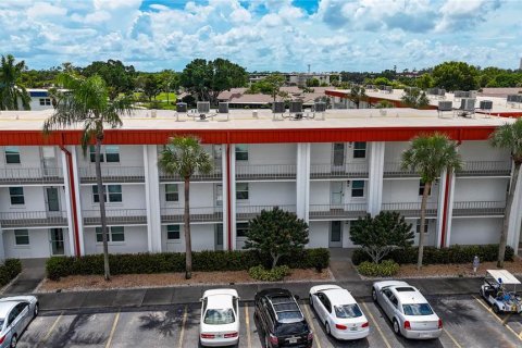 Condo in Fort Myers, Florida, 1 bedroom  № 1372310 - photo 1