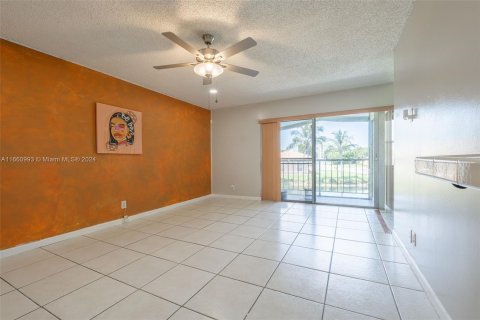 Copropriété à vendre à Lauderhill, Floride: 2 chambres, 106.84 m2 № 1378835 - photo 2