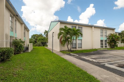 Copropriété à vendre à Lauderhill, Floride: 2 chambres, 106.84 m2 № 1378835 - photo 1