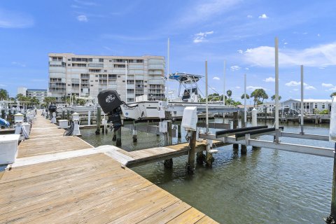 Condo in Hutchinson Island South, Florida, 2 bedrooms  № 992118 - photo 12