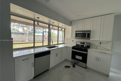 House in Sunrise, Florida 4 bedrooms, 193.24 sq.m. № 1096005 - photo 11