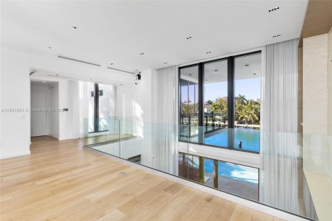 House in Miami Beach, Florida 5 bedrooms, 498.23 sq.m. № 1095961 - photo 19