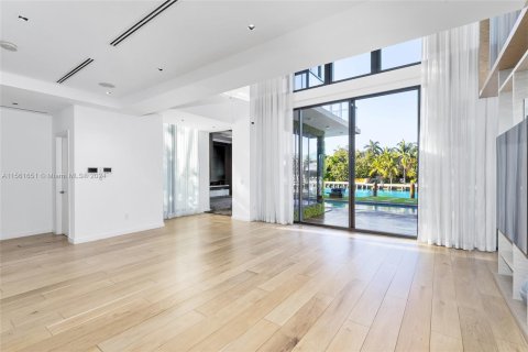 House in Miami Beach, Florida 5 bedrooms, 498.23 sq.m. № 1095961 - photo 6