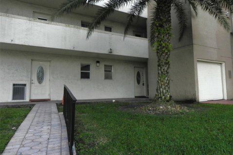 Condo in Pembroke Pines, Florida, 1 bedroom  № 1014319 - photo 21