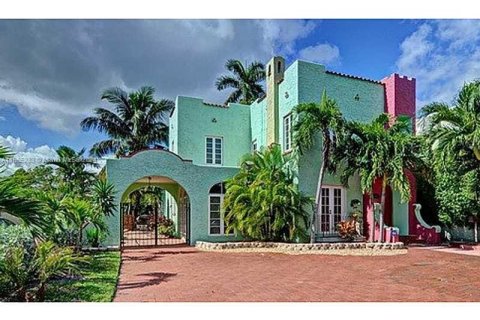 House in Miami Beach, Florida 6 bedrooms, 267.65 sq.m. № 1377477 - photo 1