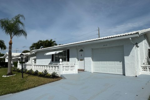 House in Boynton Beach, Florida 2 bedrooms, 150.87 sq.m. № 1377478 - photo 1