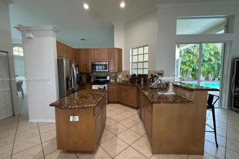 House in Weston, Florida 4 bedrooms, 256.78 sq.m. № 1377476 - photo 5