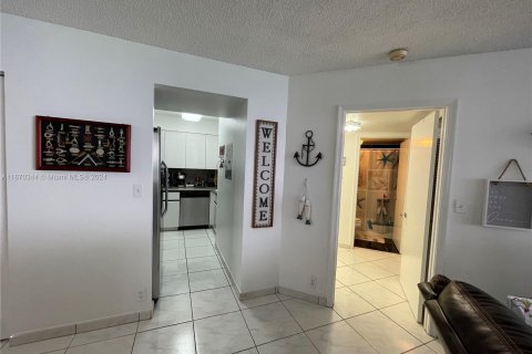 Condo in Miami Beach, Florida, 2 bedrooms  № 1389536 - photo 22