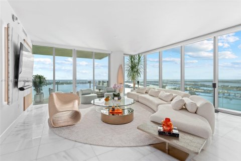 Condo in Miami, Florida, 4 bedrooms  № 1389558 - photo 2