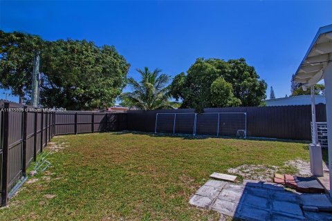 Villa ou maison à vendre à Opa-locka, Floride: 2 chambres № 739459 - photo 12