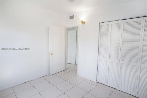 Villa ou maison à vendre à Opa-locka, Floride: 2 chambres № 739459 - photo 8