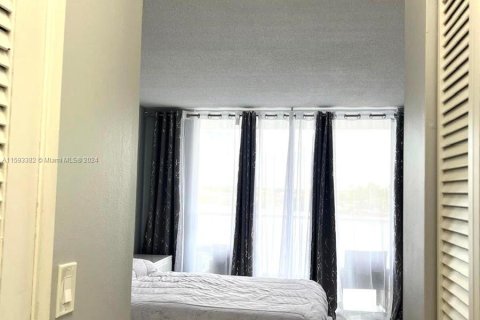 Condo in Miami, Florida, 1 bedroom  № 1187174 - photo 6