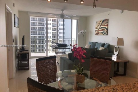 Condominio en alquiler en Hallandale Beach, Florida, 2 dormitorios, 92.9 m2 № 272438 - foto 4