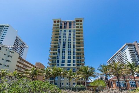 Condominio en alquiler en Hallandale Beach, Florida, 2 dormitorios, 92.9 m2 № 272438 - foto 2