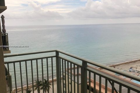 Copropriété à louer à Hallandale Beach, Floride: 2 chambres, 92.9 m2 № 272438 - photo 1