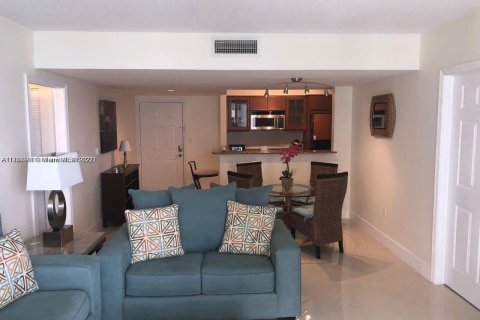 Copropriété à louer à Hallandale Beach, Floride: 2 chambres, 92.9 m2 № 272438 - photo 7