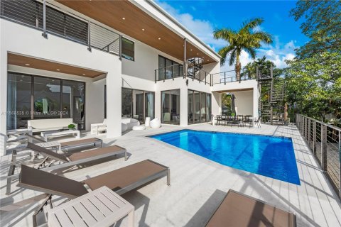House in Miami Shores, Florida 6 bedrooms, 381.74 sq.m. № 1117639 - photo 1