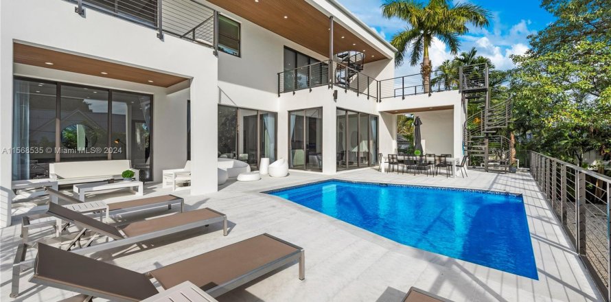 House in Miami Shores, Florida 6 bedrooms, 381.74 sq.m. № 1117639
