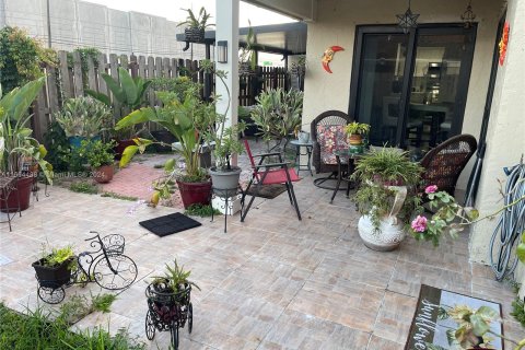 House in Hialeah, Florida 2 bedrooms, 92.07 sq.m. № 1375699 - photo 27