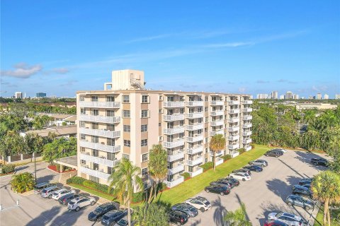 Condo in Oakland Park, Florida, 1 bedroom  № 1375605 - photo 1