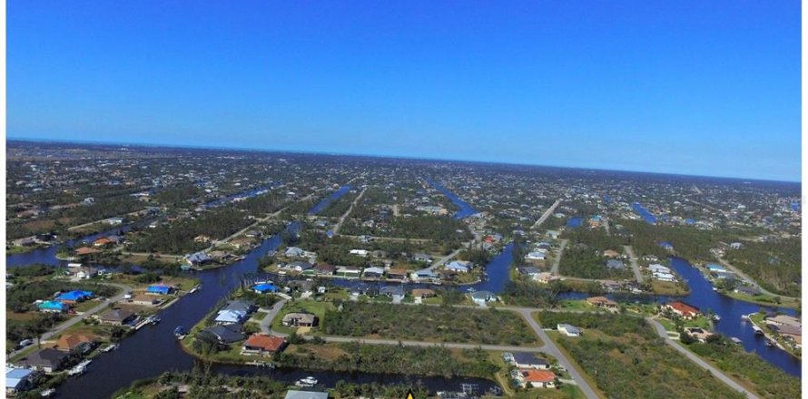 Land in Port Charlotte, Florida № 947067