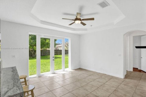 House in Miami, Florida 5 bedrooms, 242.66 sq.m. № 1315833 - photo 13