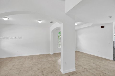 Villa ou maison à vendre à Miami, Floride: 5 chambres, 242.66 m2 № 1315833 - photo 7