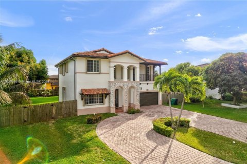 Villa ou maison à vendre à Miami, Floride: 5 chambres, 242.66 m2 № 1315833 - photo 1