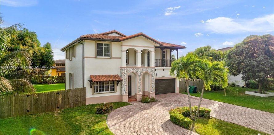 Villa ou maison à Miami, Floride 5 chambres, 242.66 m2 № 1315833