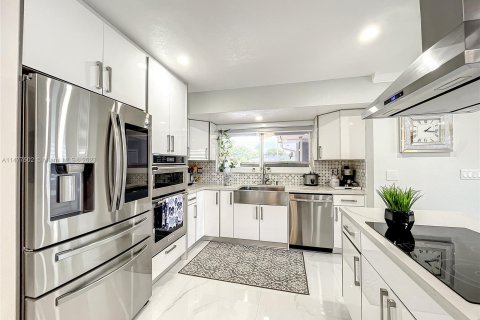 Casa en venta en Miami, Florida, 4 dormitorios, 190.26 m2 № 808856 - foto 22