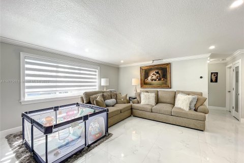 Casa en venta en Miami, Florida, 4 dormitorios, 190.26 m2 № 808856 - foto 4