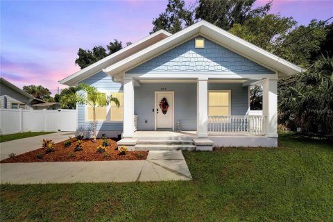 House in Tampa, Florida 3 bedrooms, 160.16 sq.m. № 1392364 - photo 1