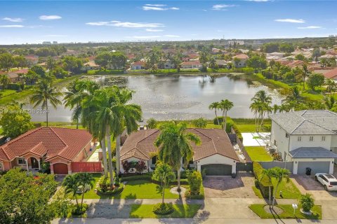 Villa ou maison à vendre à Miami, Floride: 4 chambres, 203.18 m2 № 1378609 - photo 3