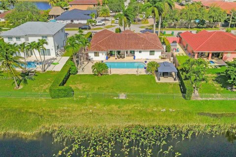 Villa ou maison à vendre à Miami, Floride: 4 chambres, 203.18 m2 № 1378609 - photo 4