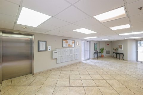 Condominio en venta en Lauderhill, Florida, 2 dormitorios, 117.06 m2 № 1183643 - foto 4