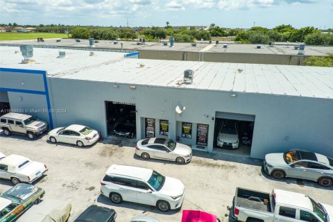 Propiedad comercial en venta en Miami, Florida № 1310910 - foto 2