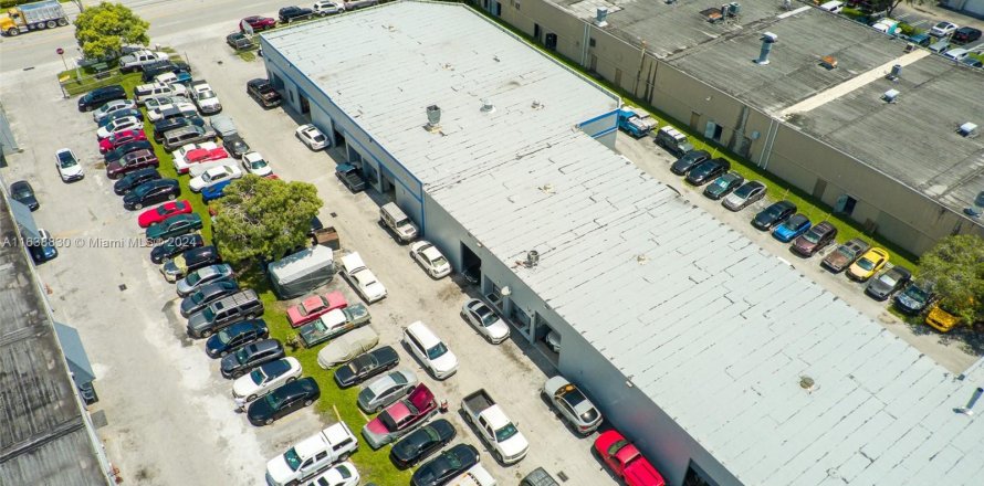 Commercial property in Miami, Florida № 1310910