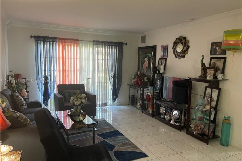 Condominio en venta en Lauderhill, Florida, 2 dormitorios, 98.48 m2 № 313420 - foto 3
