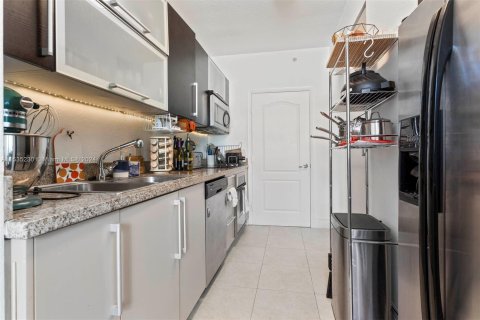 Condo in Miami, Florida, 1 bedroom  № 1269345 - photo 6