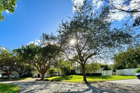 Villa ou maison à vendre à Miami, Floride: 4 chambres, 200.02 m2 № 1077652 - photo 2